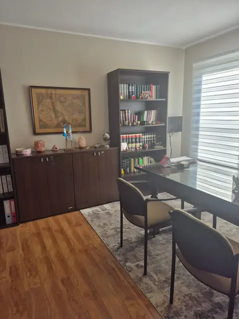 Biblioteca jurídica y mesa de reuniones del despacho