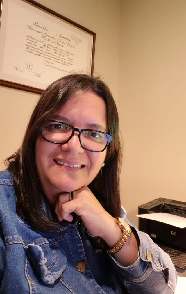 La Dra. Patricia Alba Sanmamed en su estudio de Río Gallegos, con su título de abogada en la pared